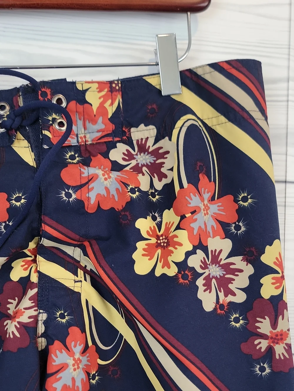 No Boundaries Navy Floral Swim Shorts Red & Yellow Accents Mens Size Waist 34